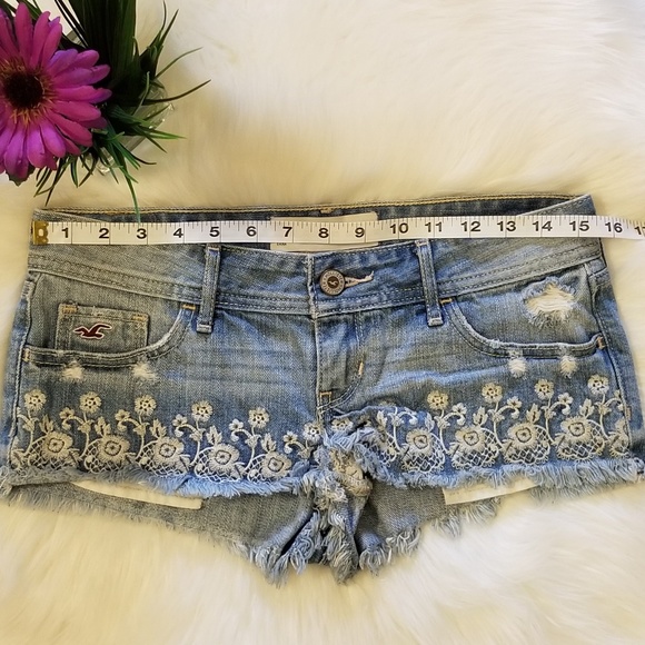 Hollister Embroidered Distressed Shorts Sz 3 - Picture 6 of 8